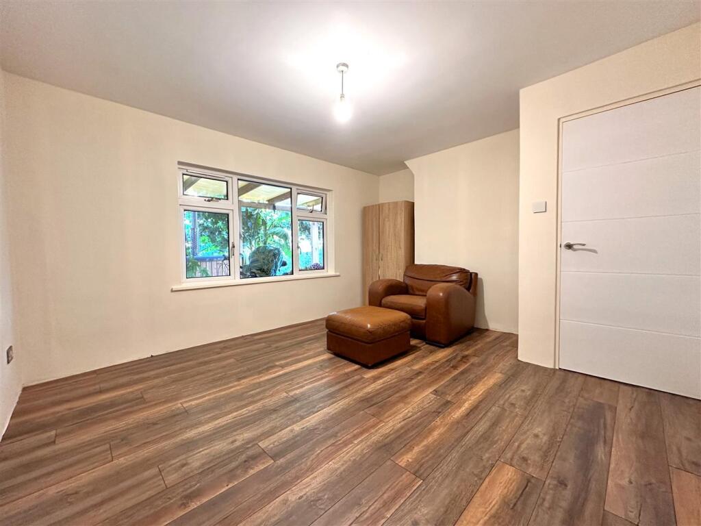 Large Living Room 019