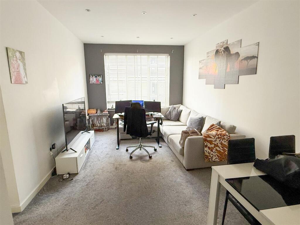 OPEN PLAN LIVING AREA