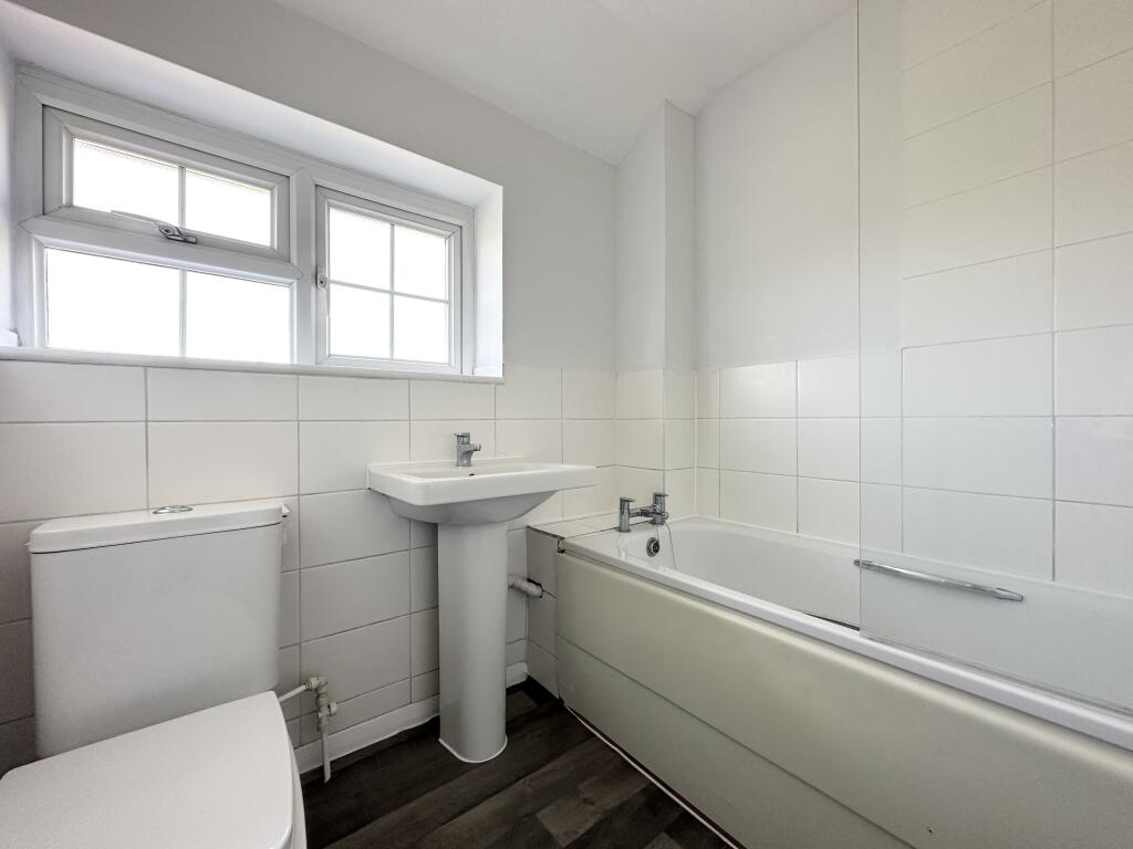 7. BATHROOM.jpg