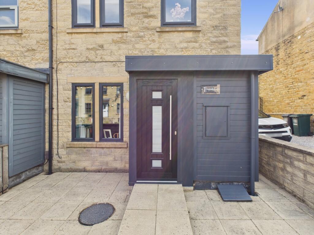 CAM04233G0-PR0022-STILL004