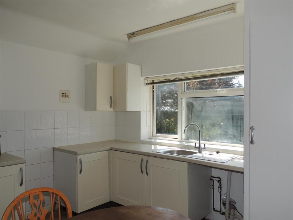 KITCHEN / DINING AREA