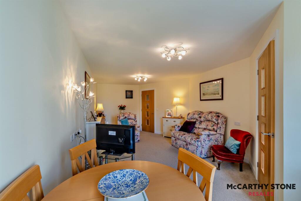 8592257-interior15-800.JPG