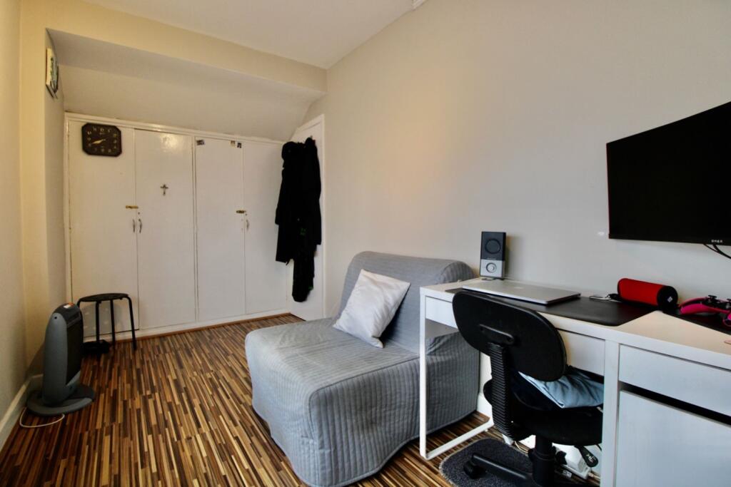 Bedroom 4 angle 2