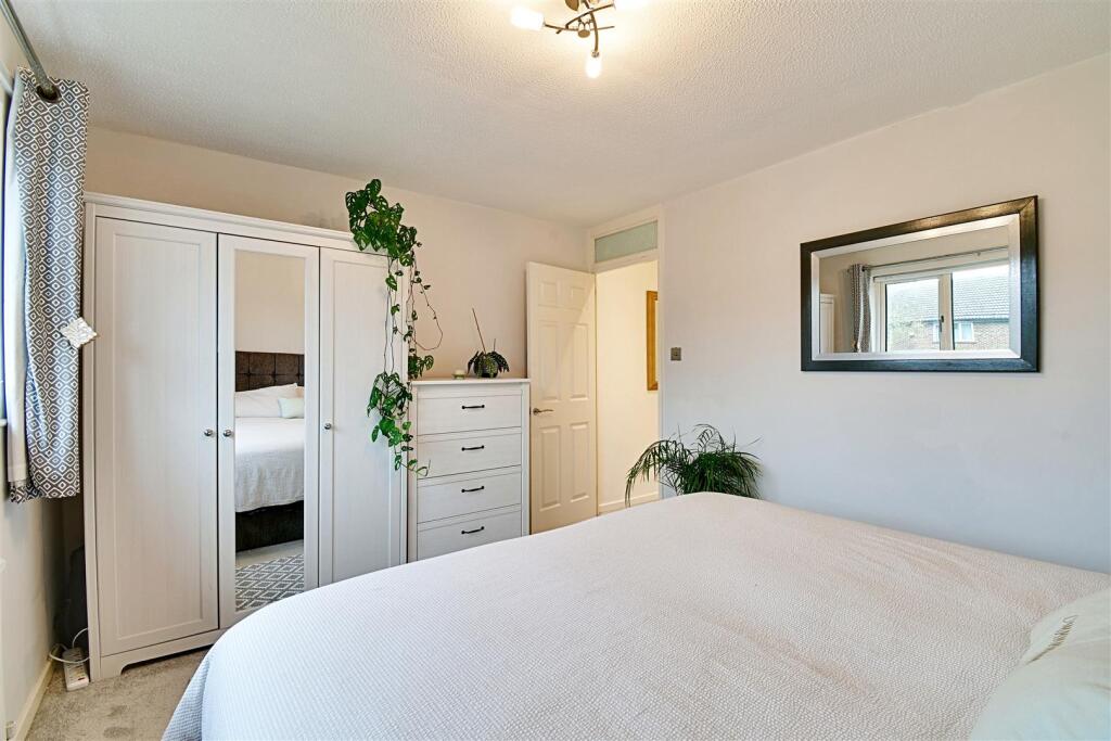 Bedroom 1_2.jpg