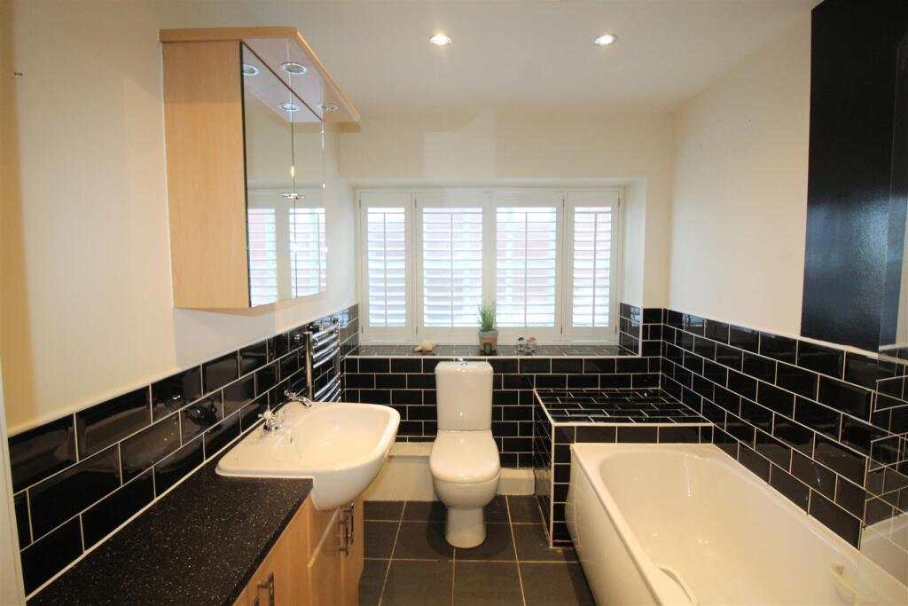 Elizabeth Court, Bathroom.JPG