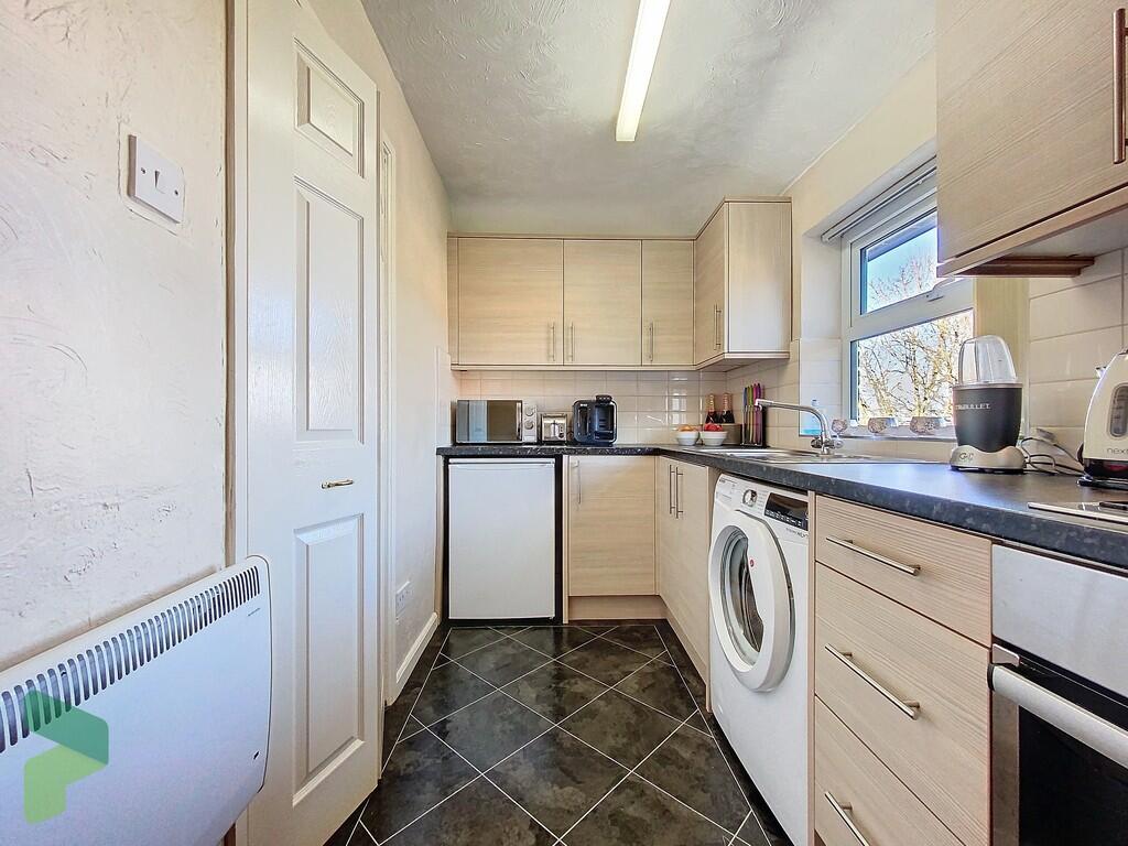 Fully Fitted Kitc...