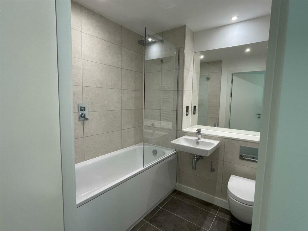 Bathroom 2.jpg
