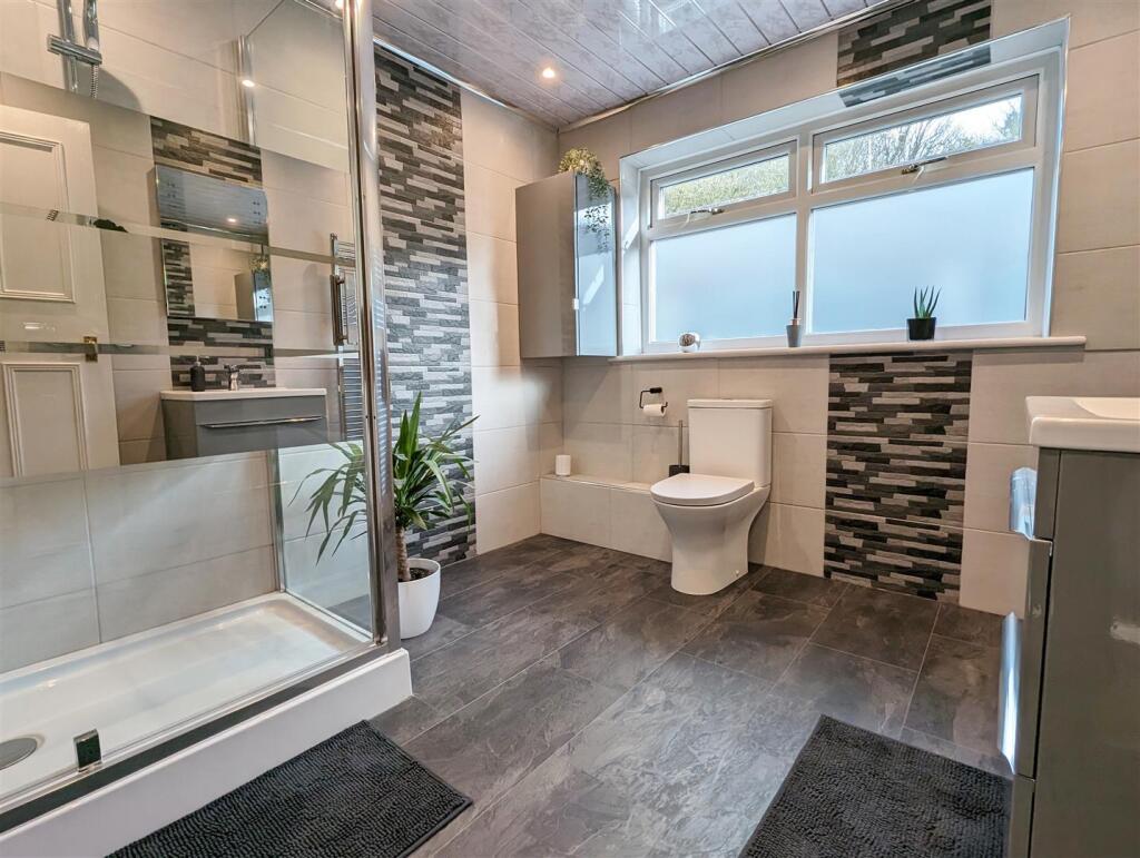 SHOWER ROOM/WC