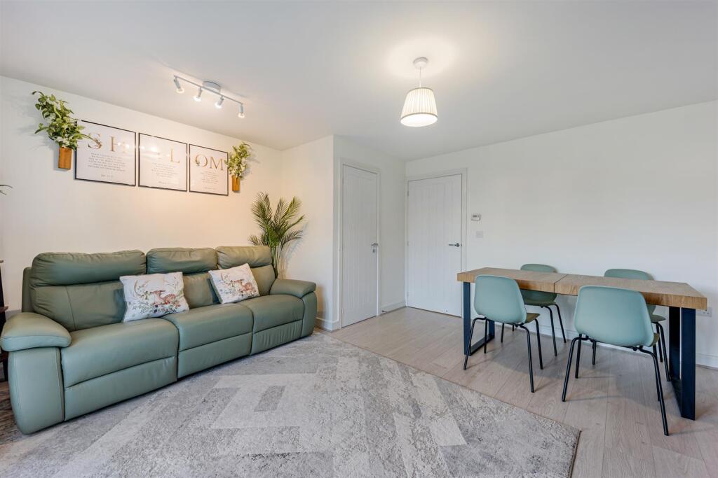 54 Stratford Drive lounge 2.jpg