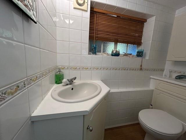 7 Devonshire Drive cloakroom.jpg