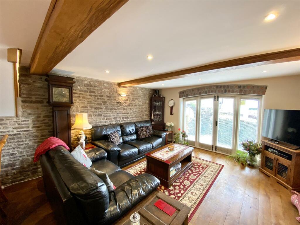 SITTING/DINING ROOM