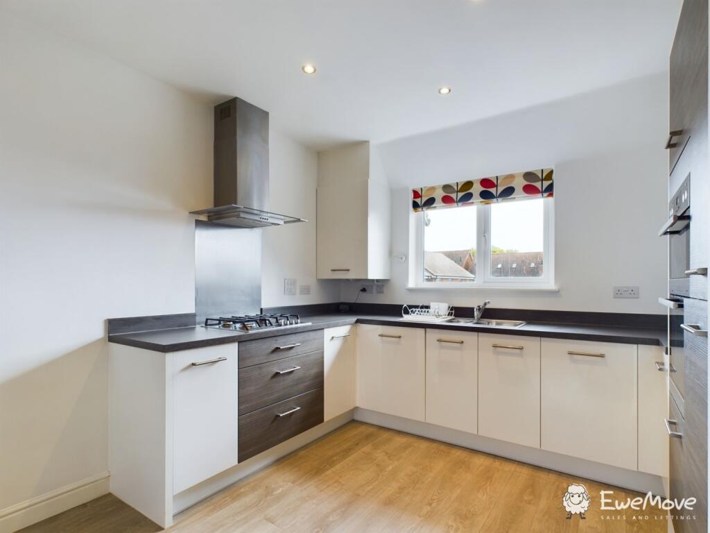 CAM02899G0-PR0040-STILL007