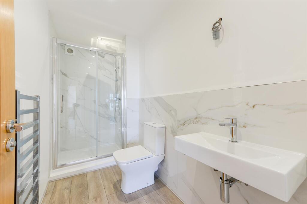 Flat 2, 12 Marine Gardens4.jpg