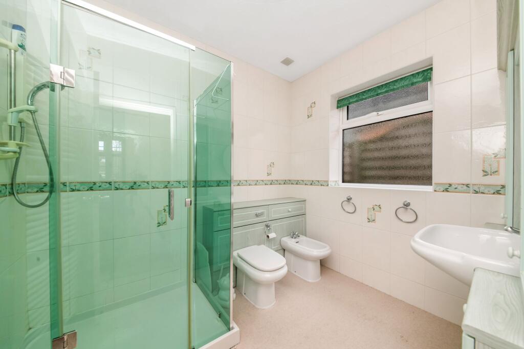 BEDROOM EN-SUITE SHOWER ROOM