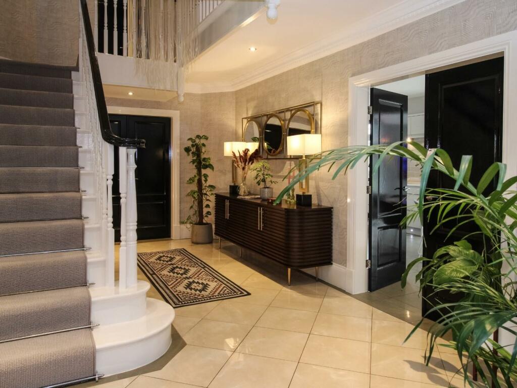 18 Hallway-2.jpg