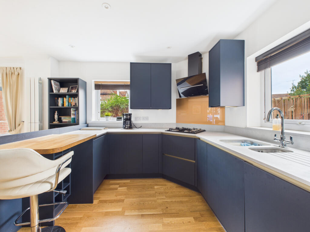 CAM02909G0-PR0504-STILL004