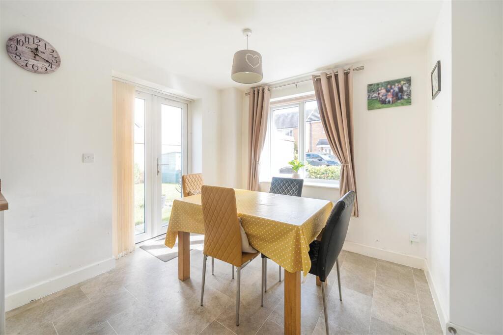 19 Blake Close, Towcester (15).jpg