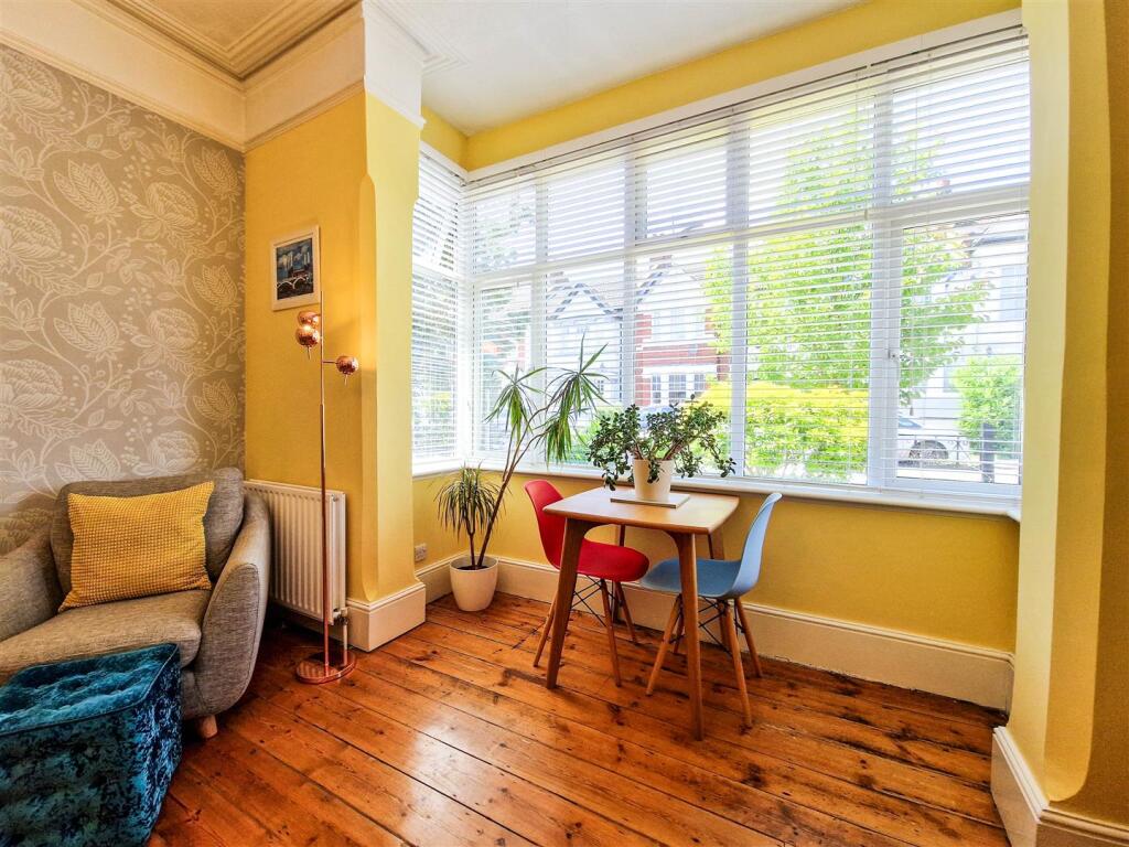 Feature bay window
