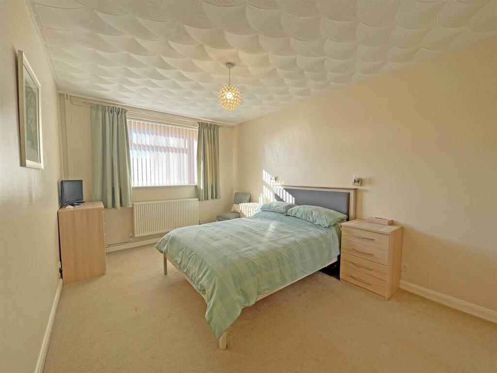 Briarleigh Close 21 Bed 1...jpg