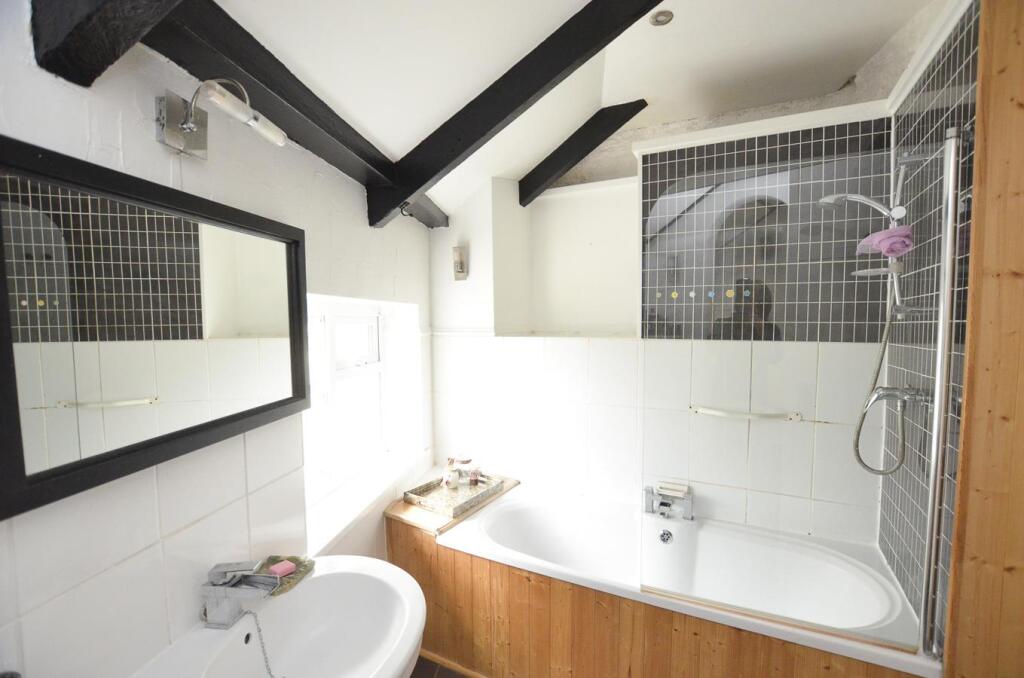 Robin Cottage Bathroom.jpg