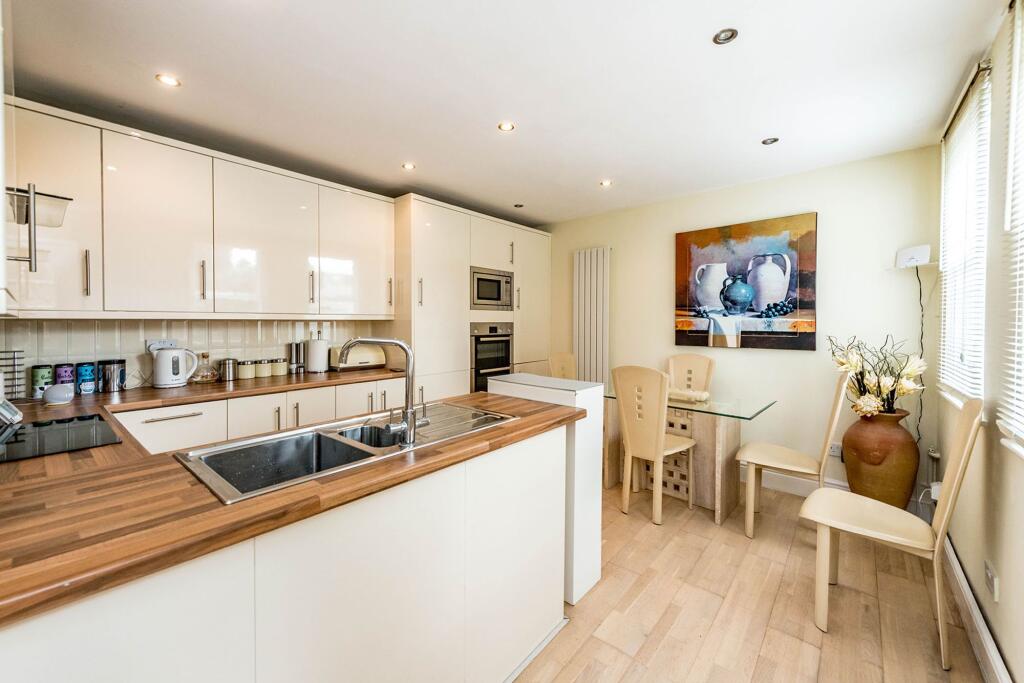 STUNNING SITTING ROOM AND BREAKFAST KITCHEN