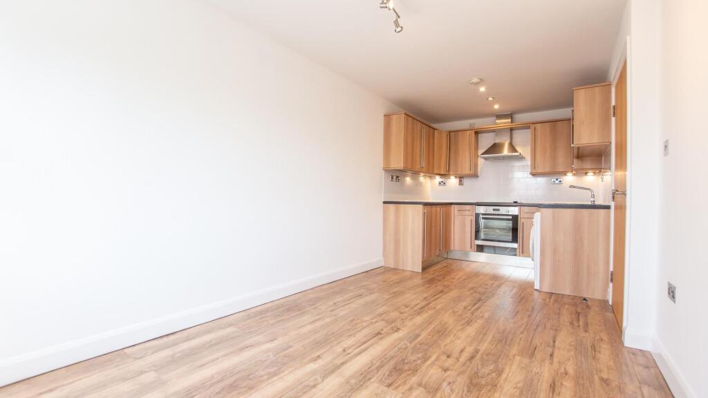 6 Crossley Crt (1).jpg