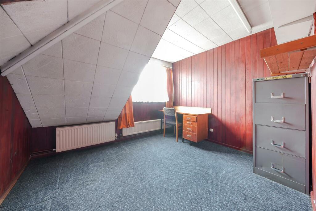 Loft bedroom 1.JPG