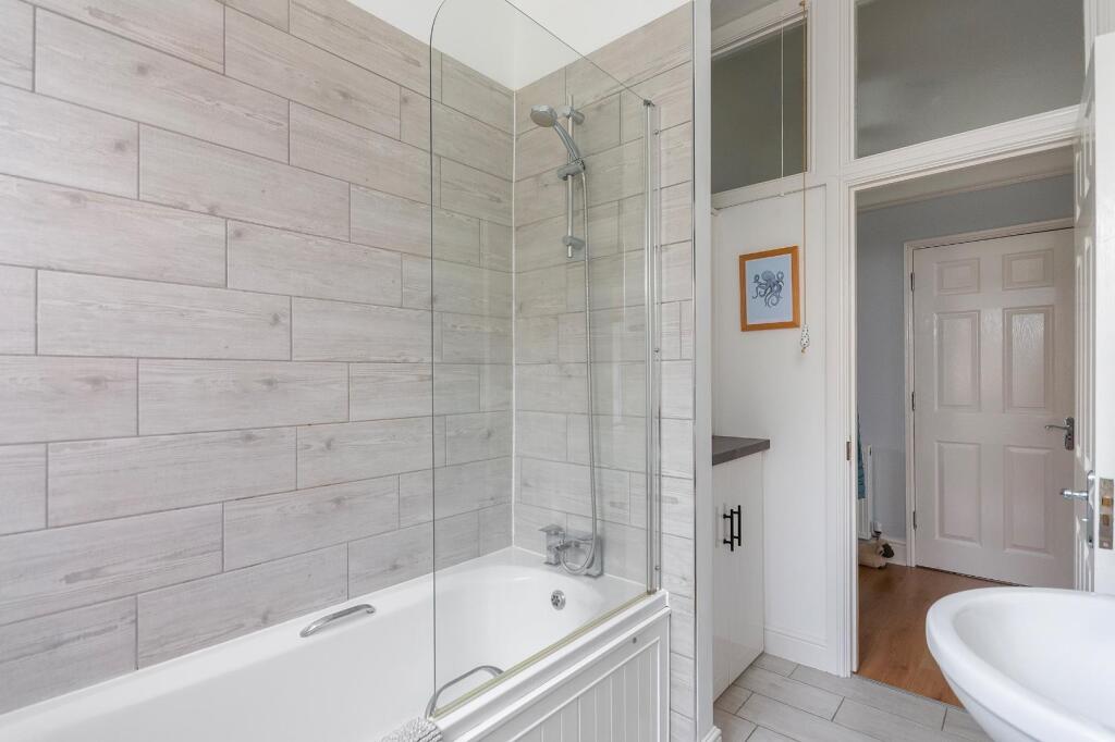 F1F0F1CRSA - Bathroom B.jpg