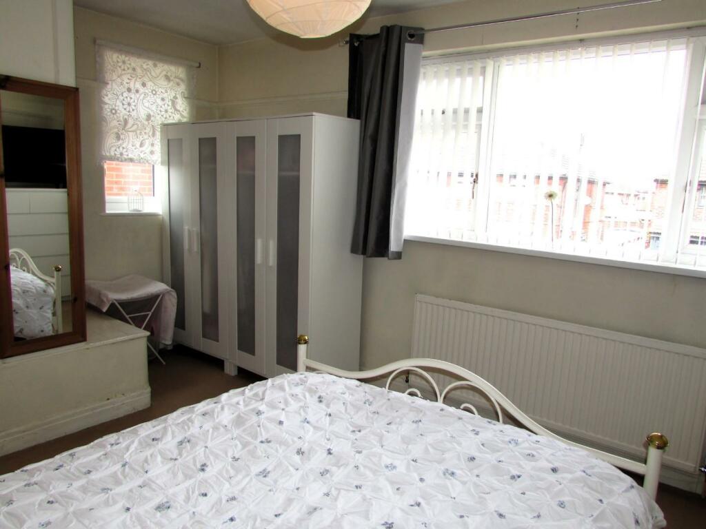 WrigleyCres8bedd1.JPG