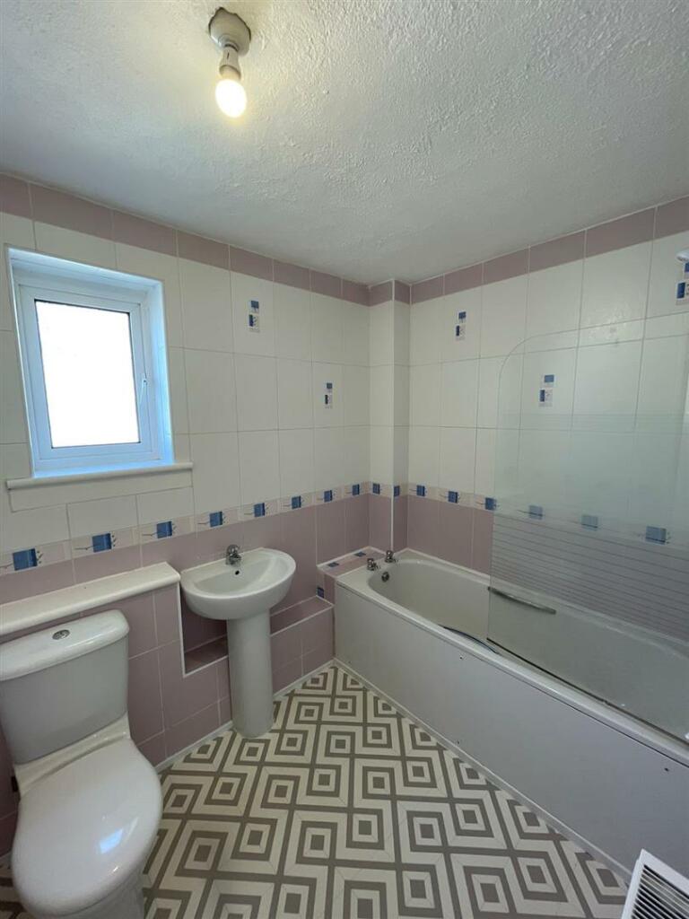 27 Kersland Foot Bathroom.jpg