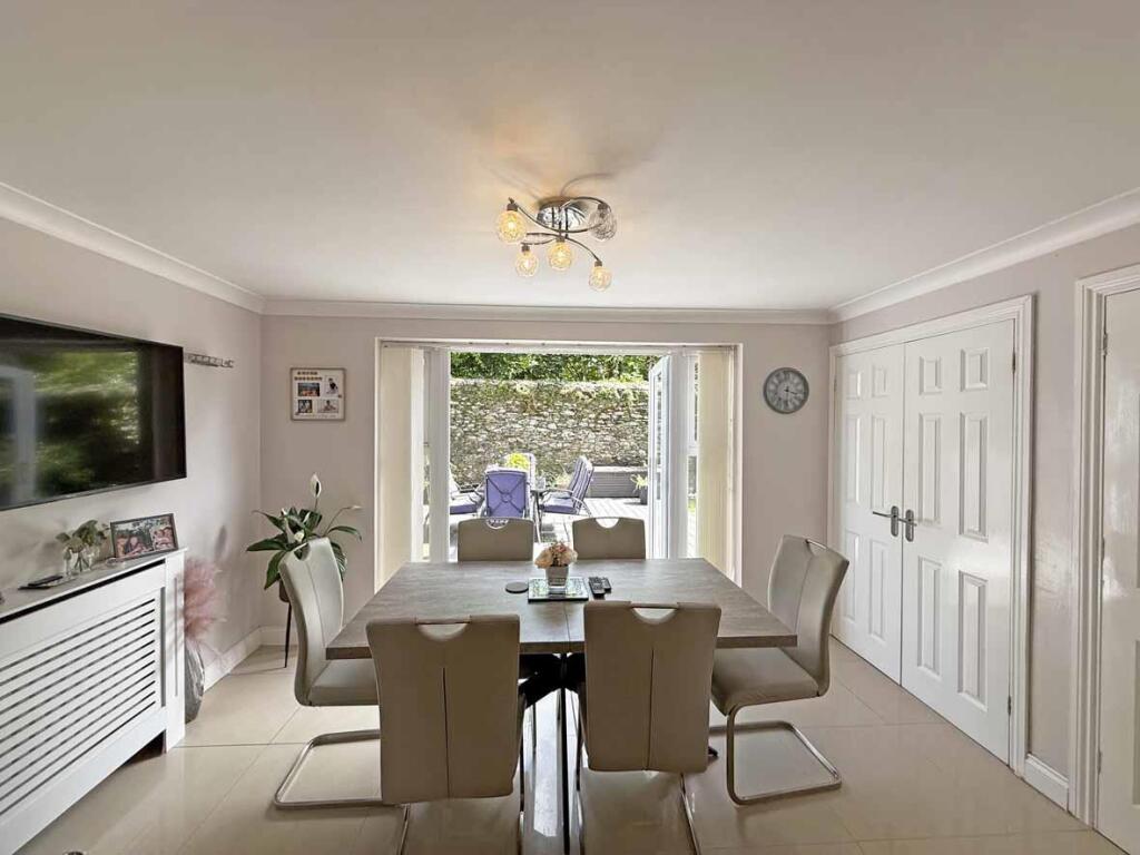 Captains Gardens 7 - Dining Area.jpg