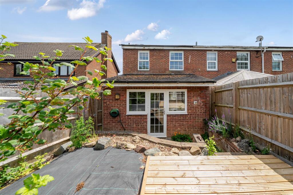 63 Simons Walk, Pattishall