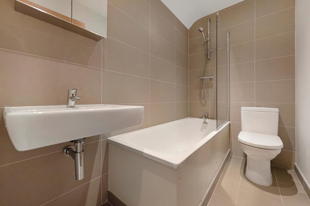 Bathroom (1).jpg
