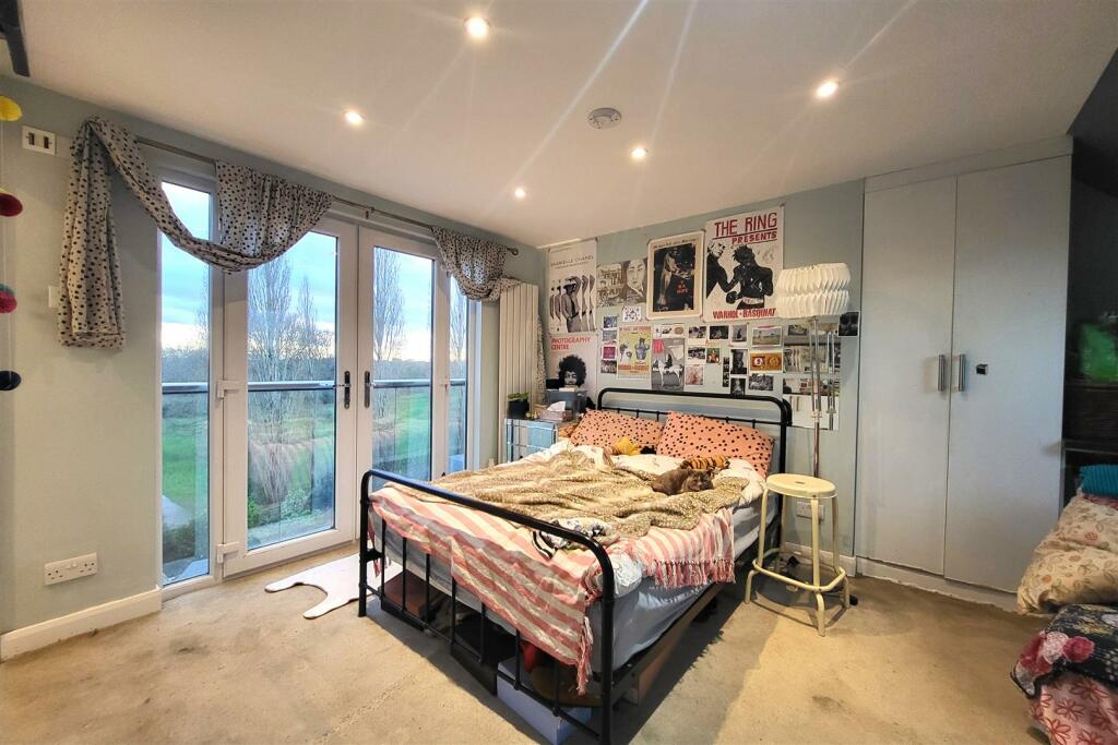 MASTER BEDROOM: LOFT