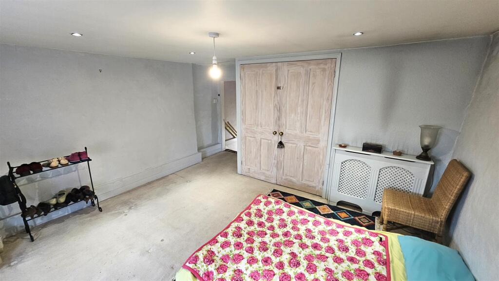 Further Bedroom 1 pic.jpg