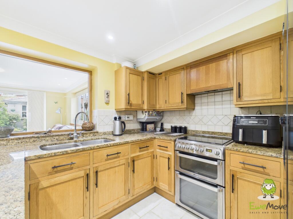 EweMove Estate Agents Basingstoke - Dursley Cottag