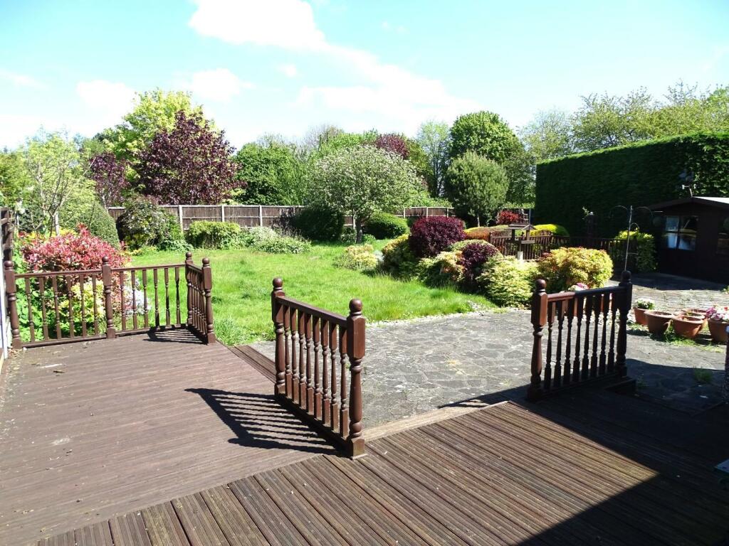 LARGE LANDSCAPED REAR GARDEN