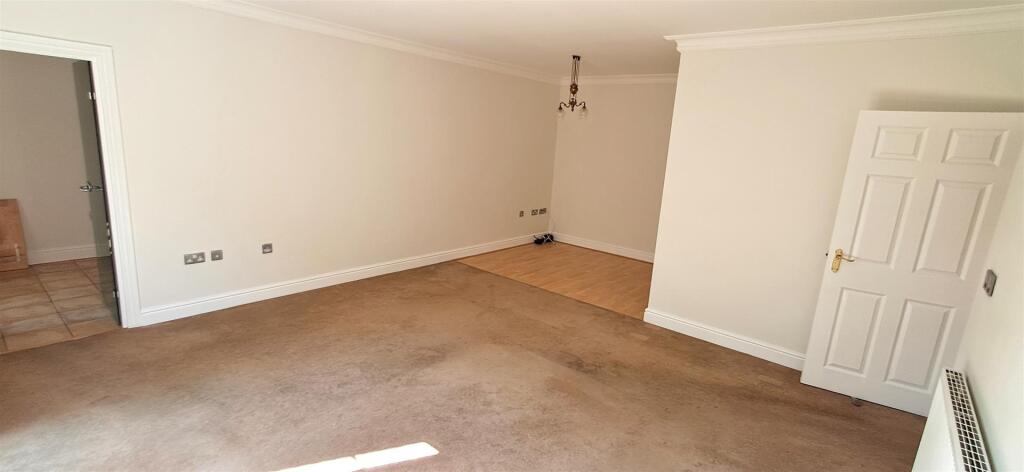 Lounge/Dining Room: