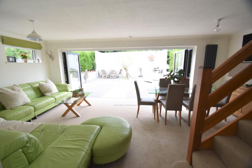 Living Room &amp; Garden