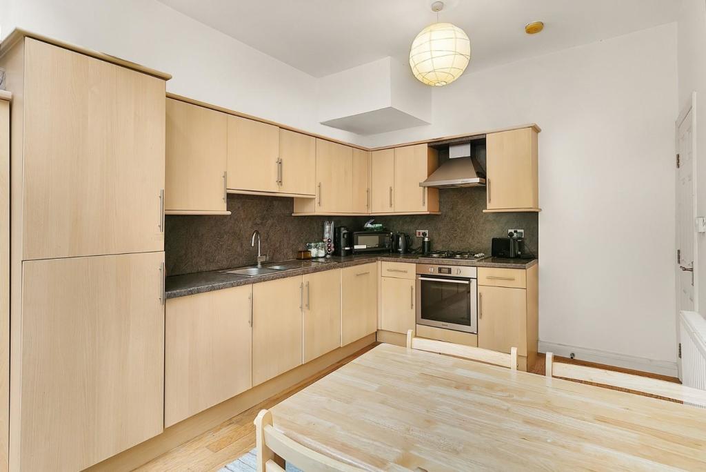 Kitchen (2).jpg