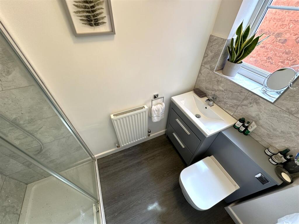 Superb En-Suite Shower Room 795