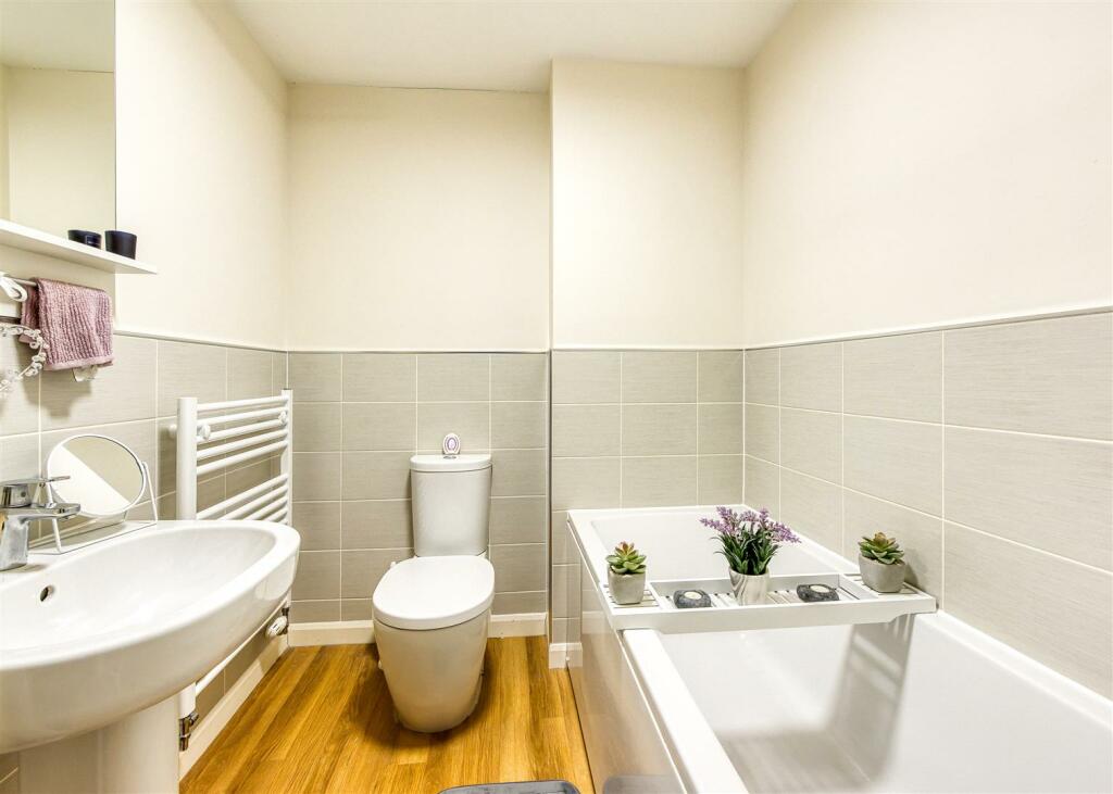 2 Lickey Close-Bathroom.jpg