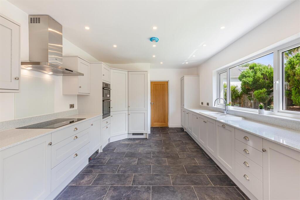 A12 - 3 Manor Bend Galmpton - 250611.jpg