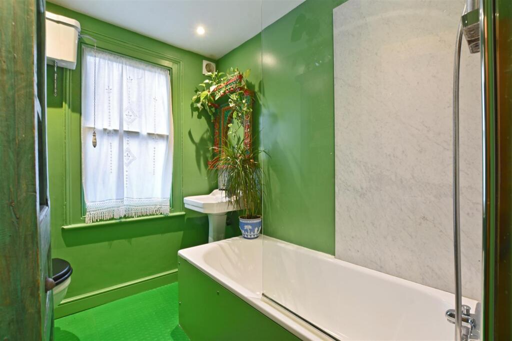 01-c90dGCWT - 60 Clifford Gdns - Bathroom  -Origin