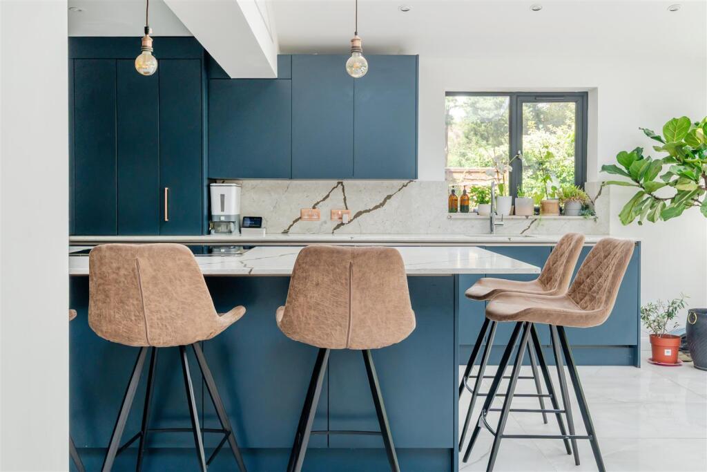 3 Croft Way kitchen 2.jpg