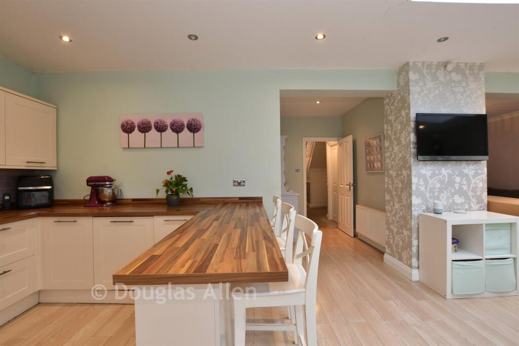 Kitchen/Lounge /Dining Area