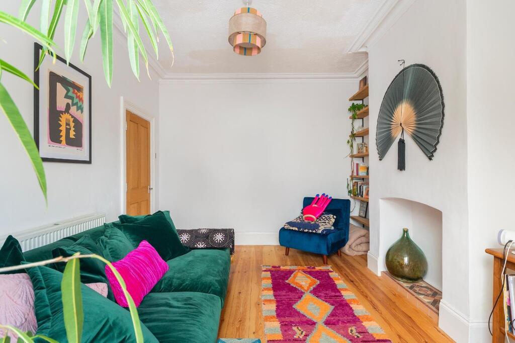 0C6REN - Living Room B.jpg