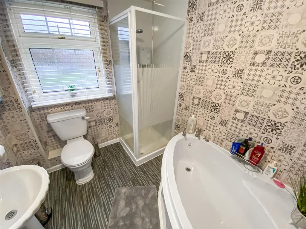 Bathroom/Shower/WC