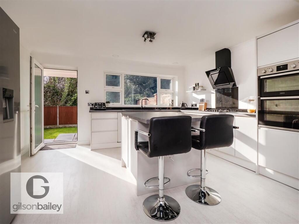24AylesburyClose-19.jpg