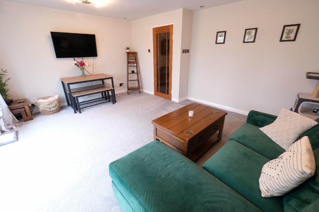 SITTING/DINING ROOM